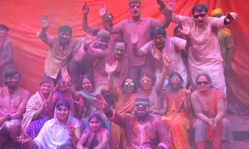 Hyderabad रंगों, संगीत और जश्न के साथ होली के जश्न में सराबोर Hyderabad रंगों, संगीत और जश्न के साथ होली के जश्न में सराबोर