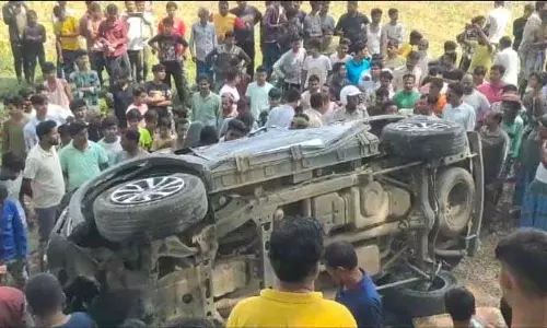 सड़क दुर्घटना में तीन बच्चों समेत 5 की मौत, 8 घायल
