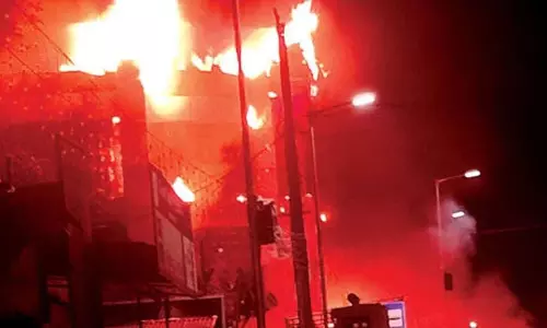 Kozhikode में चार मंजिला घरेलू उपकरणों के शोरूम में आग लग गई Kozhikode में चार मंजिला घरेलू उपकरणों के शोरूम में आग लग गई