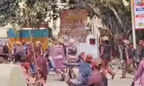 BIG BREAKING: होली जुलूस में उपद्रव, पुलिस ने किया लाठीचार्ज BIG BREAKING: होली जुलूस में उपद्रव, पुलिस ने किया लाठीचार्ज