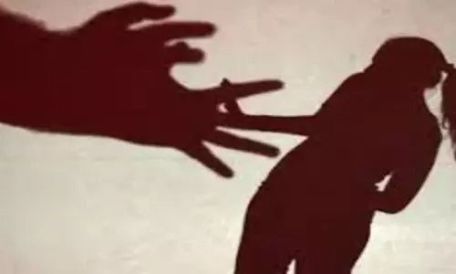 Lakhimpur Kheri: गांव के ही युवक ने खेत में चारा काट रही युवती से अश्लील हरकत की