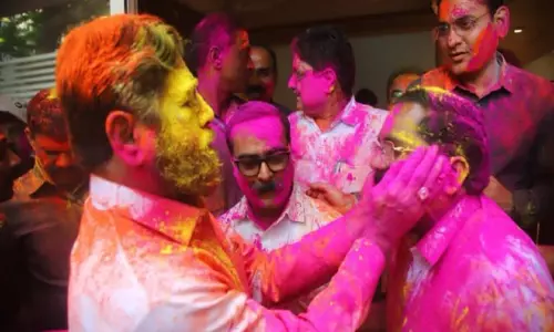 महाराष्ट्र के डिप्टी सीएम एकनाथ शिंदे ने ठाणे में अपने आवास पर मनाई Holi