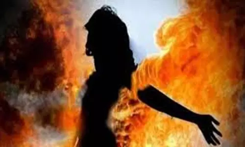 Mainpuri: विवाद के बाद पति ने पत्नी पर केमिकल डालकर लगा दी आग , महिला की माैत