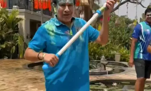 सचिन तेंदुलकर ने रायपुर में मनाई होली, वीडियो