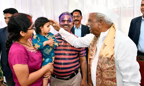 Jaipur: राज्यपाल बागडे ने गुलाल लगा आगंतुकों का अभिनंदन किया