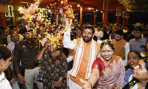 Holi समाज को एकजुट करती है, शांति और सद्भाव को बढ़ावा