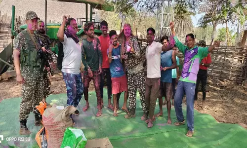 अबूझमाड़ में होली, जवानों ने ग्रामीणों को गुलाल से रंगाया