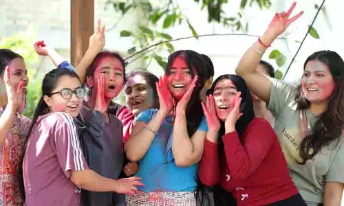 Holi का उल्लास शुरू, हर्बल रंगों के इस्तेमाल पर जोर