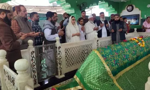 Jammu: दरख्शां ने पीर बाबा बुदान अली शाह की दरगाह पर दौरा किया Jammu: दरख्शां ने पीर बाबा बुदान अली शाह की दरगाह पर दौरा किया