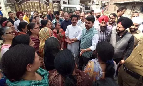 JMC आयुक्त ने वार्ड नंबर 52 का दौरा किया, लोगों की शिकायतों का आकलन किया JMC आयुक्त ने वार्ड नंबर 52 का दौरा किया, लोगों की शिकायतों का आकलन किया