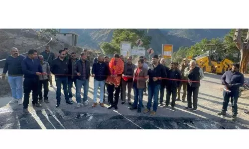 MLA ने किया सड़क पर तारकोल बिछाने के कार्य का उद्घाटन MLA ने किया सड़क पर तारकोल बिछाने के कार्य का उद्घाटन