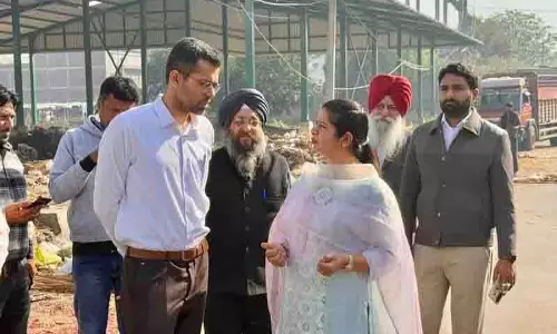 Mayor के निरीक्षण के बाद सब्जी मंडी में स्वच्छता अभियान शुरू Mayor के निरीक्षण के बाद सब्जी मंडी में स्वच्छता अभियान शुरू