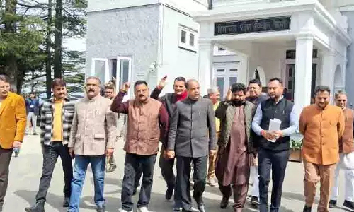 Kangra बैंक द्वारा देहरा महिला मंडलों को धन दिए जाने के विरोध में भाजपा ने किया वॉकआउट