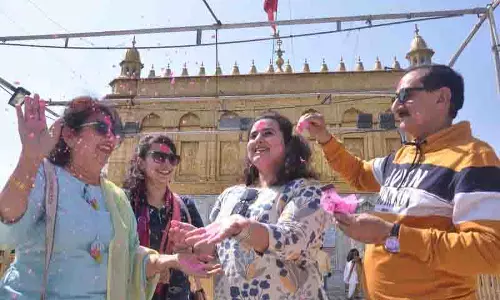 Holi की पूर्व संध्या पर अमृतसर रंगों और उत्सव के उत्साह में सराबोर Holi की पूर्व संध्या पर अमृतसर रंगों और उत्सव के उत्साह में सराबोर
