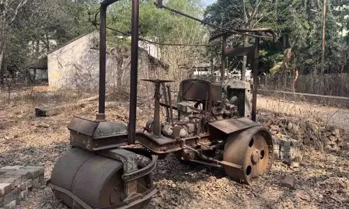 Osmania University में निज़ाम काल का रोडरोलर मिला Osmania University में निज़ाम काल का रोडरोलर मिला