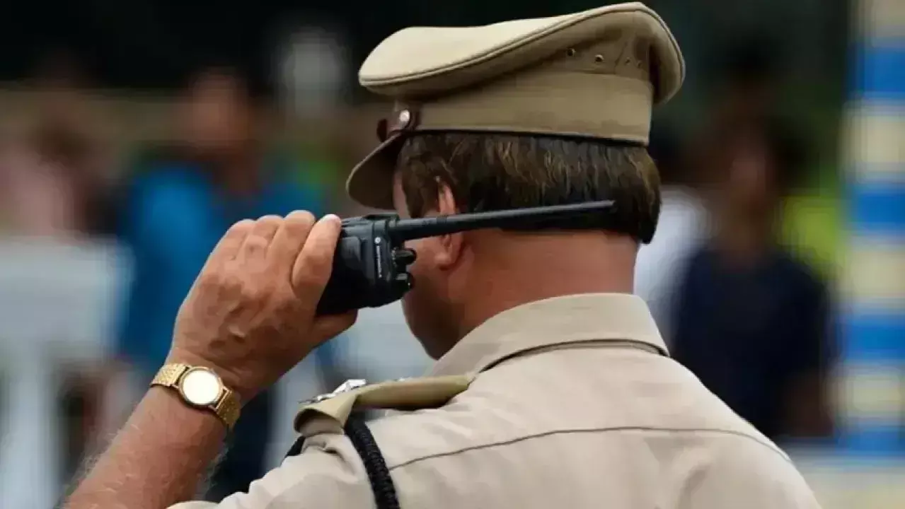 Rewa में पुलिसकर्मी शराब के नशे में टल्ली, सड़क पर पड़ा रहा Rewa में पुलिसकर्मी शराब के नशे में टल्ली, सड़क पर पड़ा रहा