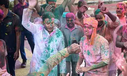 Adilabad में पारंपरिक उत्साह के साथ मनाई गई होली
