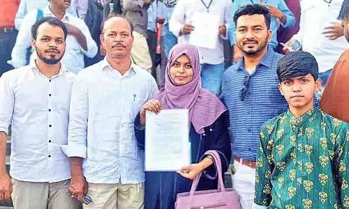 Hamali कार्यकर्ता की बेटी ने जूनियर लेक्चरर भर्ती परीक्षा में प्रथम स्थान प्राप्त किया Hamali कार्यकर्ता की बेटी ने जूनियर लेक्चरर भर्ती परीक्षा में प्रथम स्थान प्राप्त किया