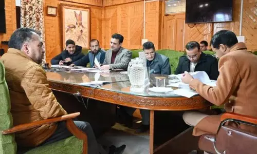 DC ने शोपियां के जन औषधि स्टोर के कामकाज की समीक्षा की DC ने शोपियां के जन औषधि स्टोर के कामकाज की समीक्षा की