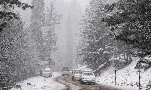 Kashmir में बर्फबारी और बारिश हुई Kashmir में बर्फबारी और बारिश हुई