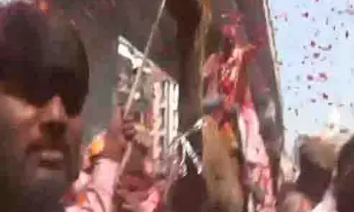 यूपी के डिप्टी सीएम ब्रजेश पाठक होली मनाने के लिए ऊंट पर सवार होकर पहुंचे यूपी के डिप्टी सीएम ब्रजेश पाठक होली मनाने के लिए ऊंट पर सवार होकर पहुंचे