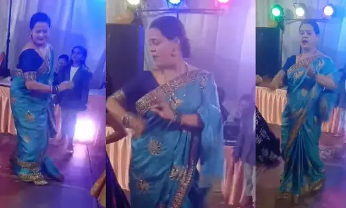 साड़ी पहनी महिला का उई अम्मा पर ज़बरदस्त डांस, धूम मचा रहा ये VIDEO साड़ी पहनी महिला का उई अम्मा पर ज़बरदस्त डांस, धूम मचा रहा ये VIDEO