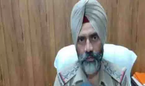 Punjab: स्वर्ण मंदिर परिसर में झड़प में 5 लोग घायल, एक गंभीर Punjab: स्वर्ण मंदिर परिसर में झड़प में 5 लोग घायल, एक गंभीर