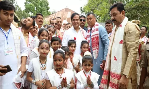 असम के CM सरमा ने बारपेटा में होली और डोला उत्सव मनाया असम के CM सरमा ने बारपेटा में होली और डोला उत्सव मनाया