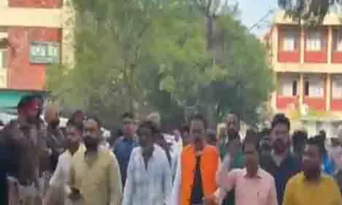 शिवसेना नेता की गोली मारकर हत्या के बाद मोगा में शिवसेना कार्यकर्ताओं ने किया प्रदर्शन