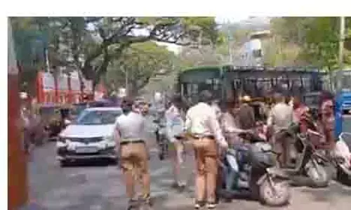 होली के जश्न के बीच पुणे में शराब पीकर गाड़ी चलाने के मामलों की जांच के लिए पुलिस ने शुरू किया अभियान होली के जश्न के बीच पुणे में शराब पीकर गाड़ी चलाने के मामलों की जांच के लिए पुलिस ने शुरू किया अभियान