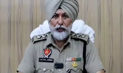 स्वर्ण मंदिर में श्रद्धालुओं पर लोहे की रॉड से हमला, 5 घायल, 2 की हालत गंभीर स्वर्ण मंदिर में श्रद्धालुओं पर लोहे की रॉड से हमला, 5 घायल, 2 की हालत गंभीर