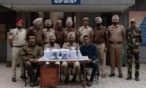 गुरदासपुर पुलिस और BSF ने संयुक्त अभियान में सीमा पार से नशीले पदार्थ और हथियार किए बरामद गुरदासपुर पुलिस और BSF ने संयुक्त अभियान में सीमा पार से नशीले पदार्थ और हथियार किए बरामद