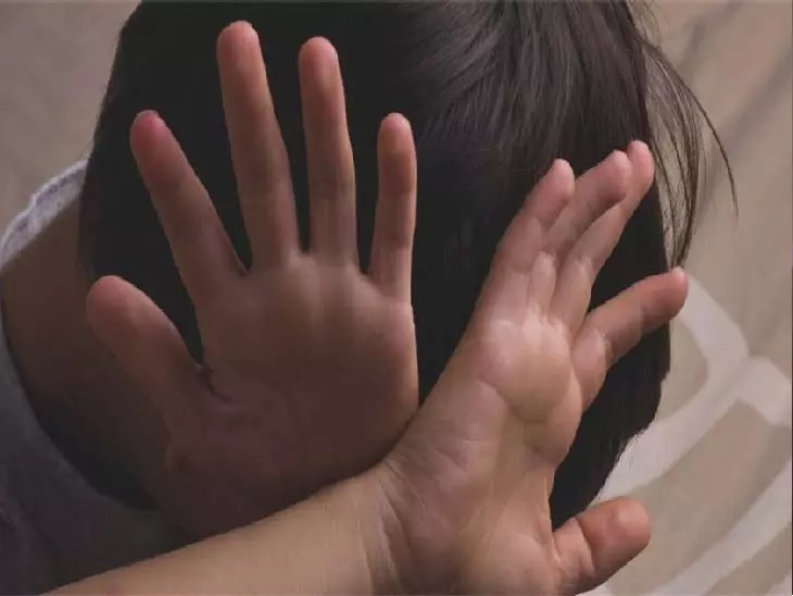 महिला गिरफ्तार हुई यौन शोषण मामले में, 12 साल की है पीड़िता महिला गिरफ्तार हुई यौन शोषण मामले में, 12 साल की है पीड़िता