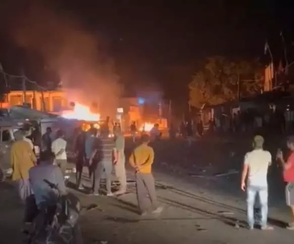 होली जुलूस का विरोध करने पर हुई झड़प, फिर पथराव-आगजनी से कई घायल होली जुलूस का विरोध करने पर हुई झड़प, फिर पथराव-आगजनी से कई घायल