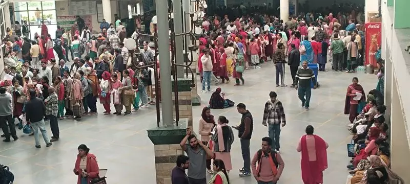 टांडा मेडिकल कॉलेज मरीजों की बढ़ती भीड़ को संभालने में संघर्ष कर रहा टांडा मेडिकल कॉलेज मरीजों की बढ़ती भीड़ को संभालने में संघर्ष कर रहा