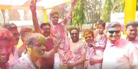 बेलगावी में होली के जश्न में डूबे युवा बेलगावी में होली के जश्न में डूबे युवा