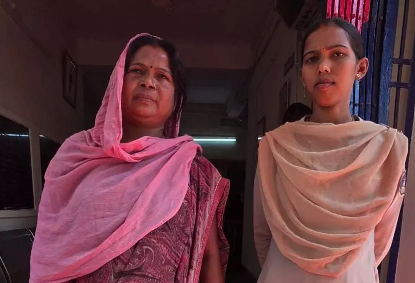 सिटी पार्क के पास गांजा बेच रही महिला गिरफ्तार सिटी पार्क के पास गांजा बेच रही महिला गिरफ्तार