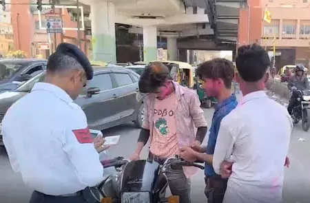 होली पर शराब पीकर गाड़ी चलाने वाले लोगों को दिल्ली ट्रैफिक पुलिस ने सिखाया सबक, काटे चालान होली पर शराब पीकर गाड़ी चलाने वाले लोगों को दिल्ली ट्रैफिक पुलिस ने सिखाया सबक, काटे चालान