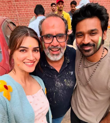 कृति सेनन और धनुष ‘तेरे इश्क में’ के सेट पर होली के रंगों में हुए सराबोर कृति सेनन और धनुष ‘तेरे इश्क में’ के सेट पर होली के रंगों में हुए सराबोर