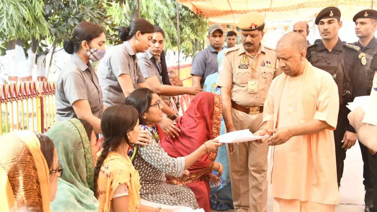 Gorakhpur: मुख्यमंत्री योगी ने जनता दर्शन में 200 लोगों की समस्या सुनी Gorakhpur: मुख्यमंत्री योगी ने जनता दर्शन में 200 लोगों की समस्या सुनी