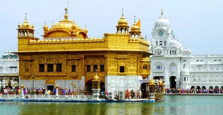 Amritsar स्वर्ण मंदिर में रॉड से हमला करने वाला व्यक्ति गिरफ्तार Amritsar स्वर्ण मंदिर में रॉड से हमला करने वाला व्यक्ति गिरफ्तार