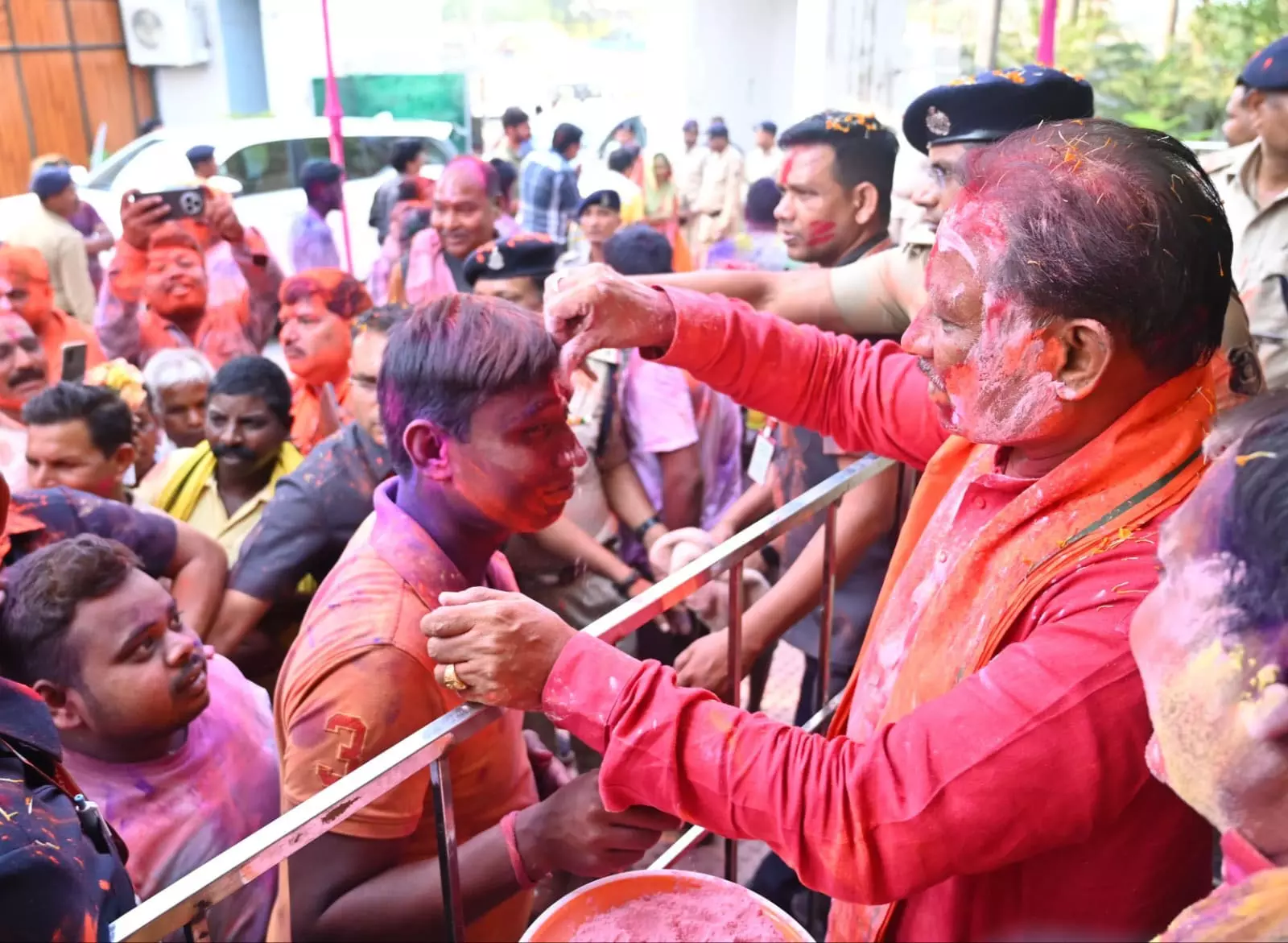 होली पर मुख्यमंत्री साय से मिलने उमड़ा जनसैलाब होली पर मुख्यमंत्री साय से मिलने उमड़ा जनसैलाब