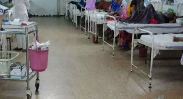 Karnataka केमिकल युक्त रंगों के कारण स्कूली छात्राएं अस्पताल में भर्ती Karnataka केमिकल युक्त रंगों के कारण स्कूली छात्राएं अस्पताल में भर्ती