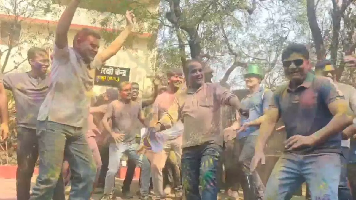दबंग फिल्म के गाने पर झूमे रायपुर SSP और कलेक्टर दबंग फिल्म के गाने पर झूमे रायपुर SSP और कलेक्टर