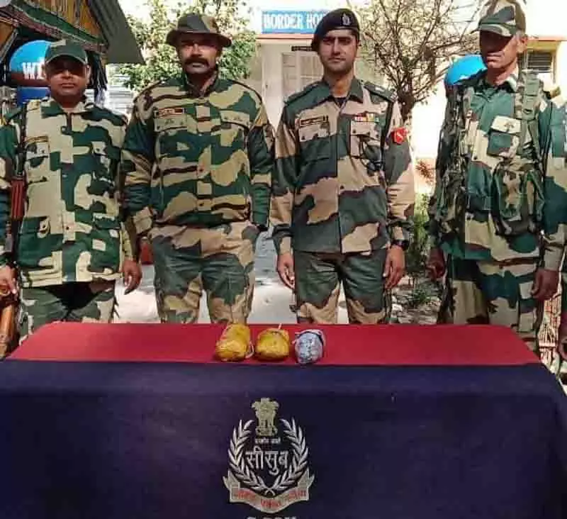 BSF ने अमृतसर सेक्टर से 1.7 किलोग्राम हेरोइन जब्त की BSF ने अमृतसर सेक्टर से 1.7 किलोग्राम हेरोइन जब्त की