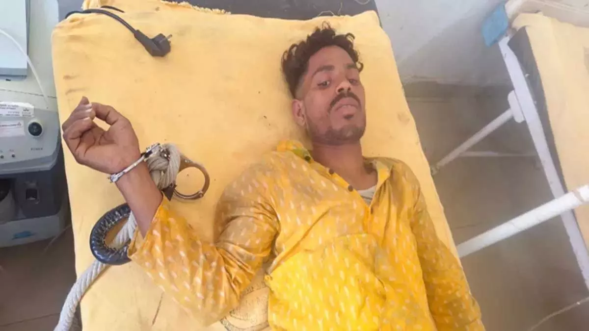 BIG BREAKING: पुलिस अफसर को मारने वाले आरोपी का एनकाउंटर, पुलिस की गाड़ी पलटी BIG BREAKING: पुलिस अफसर को मारने वाले आरोपी का एनकाउंटर, पुलिस की गाड़ी पलटी