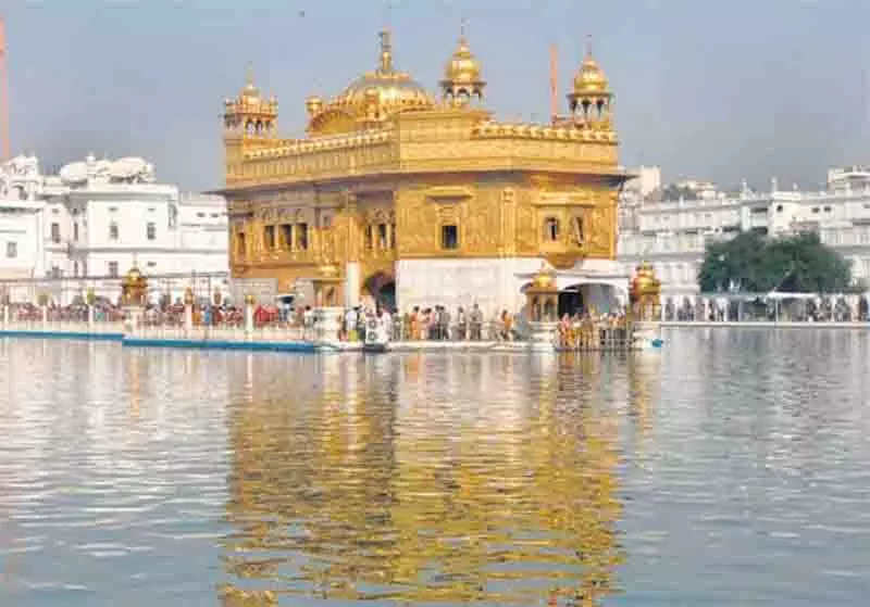 Amritsar के स्वर्ण मंदिर में एक व्यक्ति ने लोहे की रॉड से हमला कर दिया, 4 लोग घायल Amritsar के स्वर्ण मंदिर में एक व्यक्ति ने लोहे की रॉड से हमला कर दिया, 4 लोग घायल