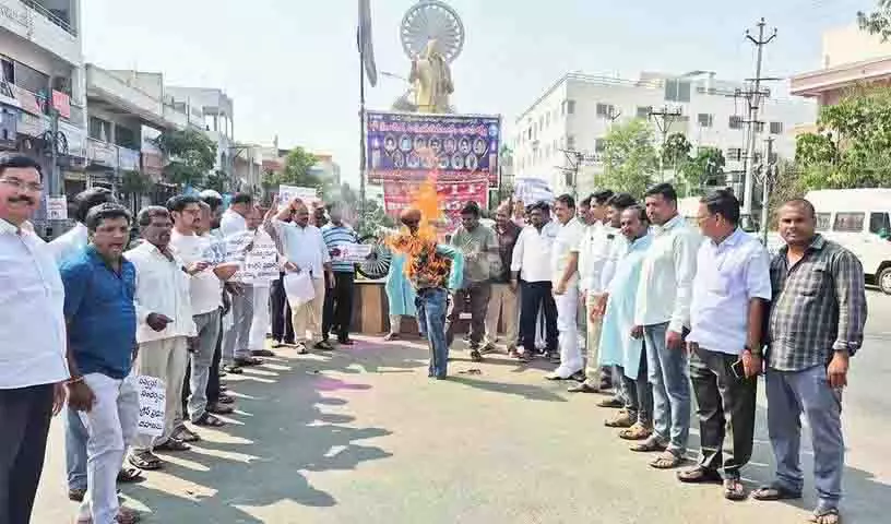 गजवेल में BRS कार्यकर्ताओं ने जगदीश के निलंबन के विरोध में राज्य सरकार का पुतला जलाया गजवेल में BRS कार्यकर्ताओं ने जगदीश के निलंबन के विरोध में राज्य सरकार का पुतला जलाया