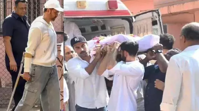 Deb Mukherjee : देब मुखर्जी को अंतिम विदाई देने पहुंचे सेलेब्स Deb Mukherjee : देब मुखर्जी को अंतिम विदाई देने पहुंचे सेलेब्स