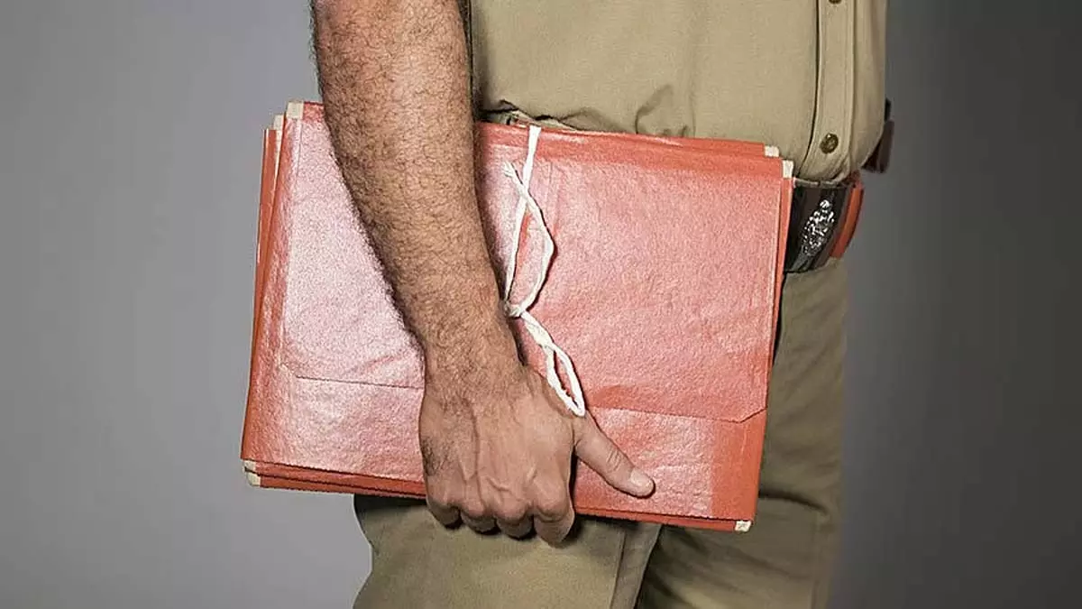 जम्मू में नौकरी चाहने वालों को ठगने के आरोप में सरकारी स्कूल शिक्षक समेत दो पर मामला दर्ज जम्मू में नौकरी चाहने वालों को ठगने के आरोप में सरकारी स्कूल शिक्षक समेत दो पर मामला दर्ज